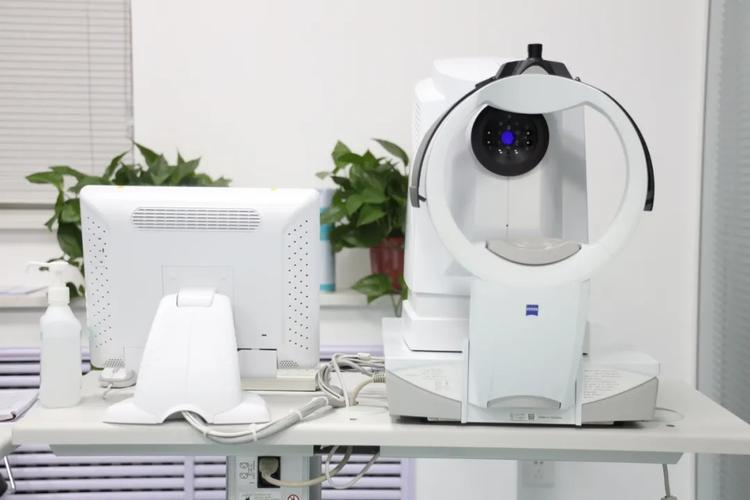 Zeiss Lens Optics Legendary, a leap from single lens microscopes to cutting-edge technology